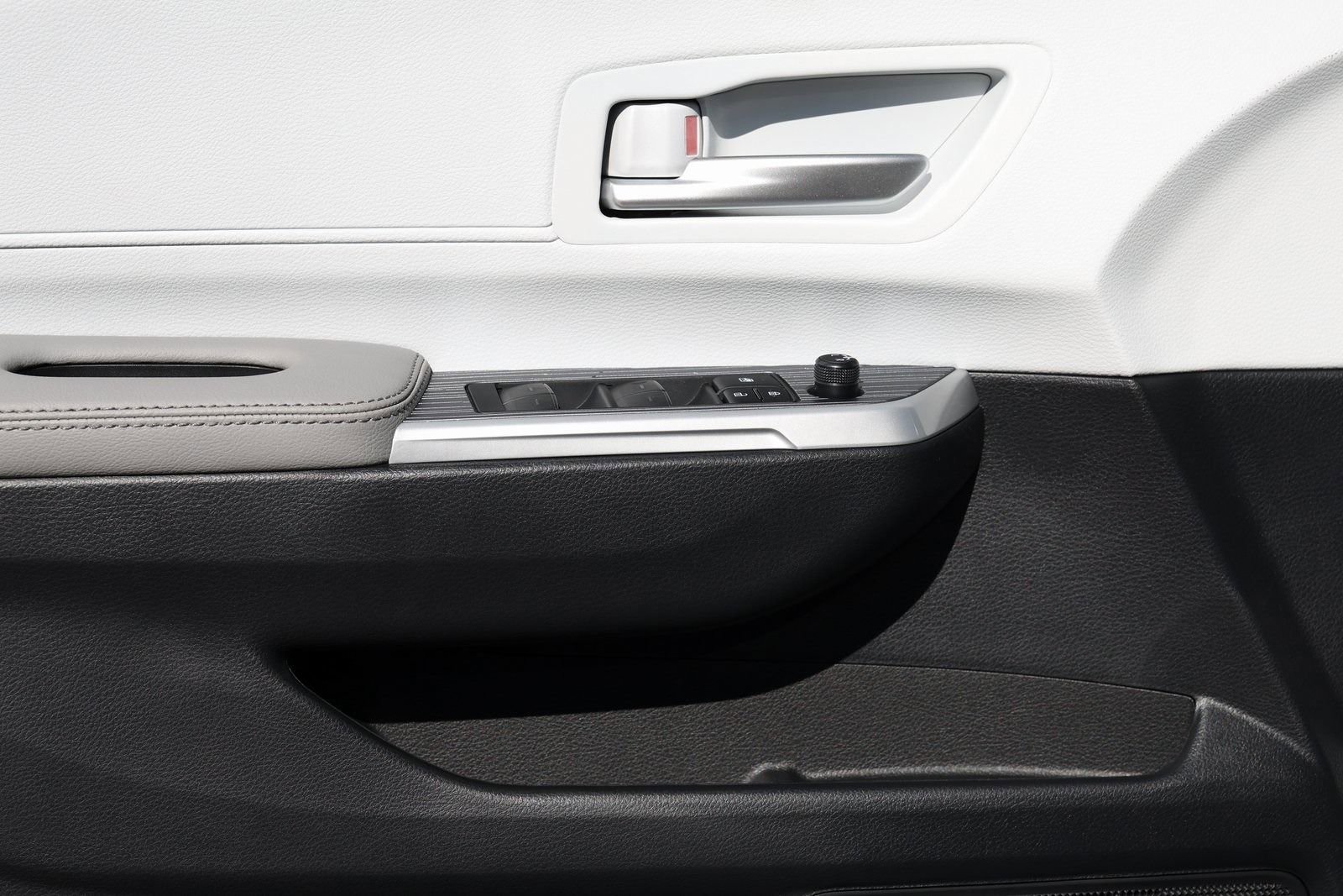 New 2026 Toyota Sienna XLE FWD image 25