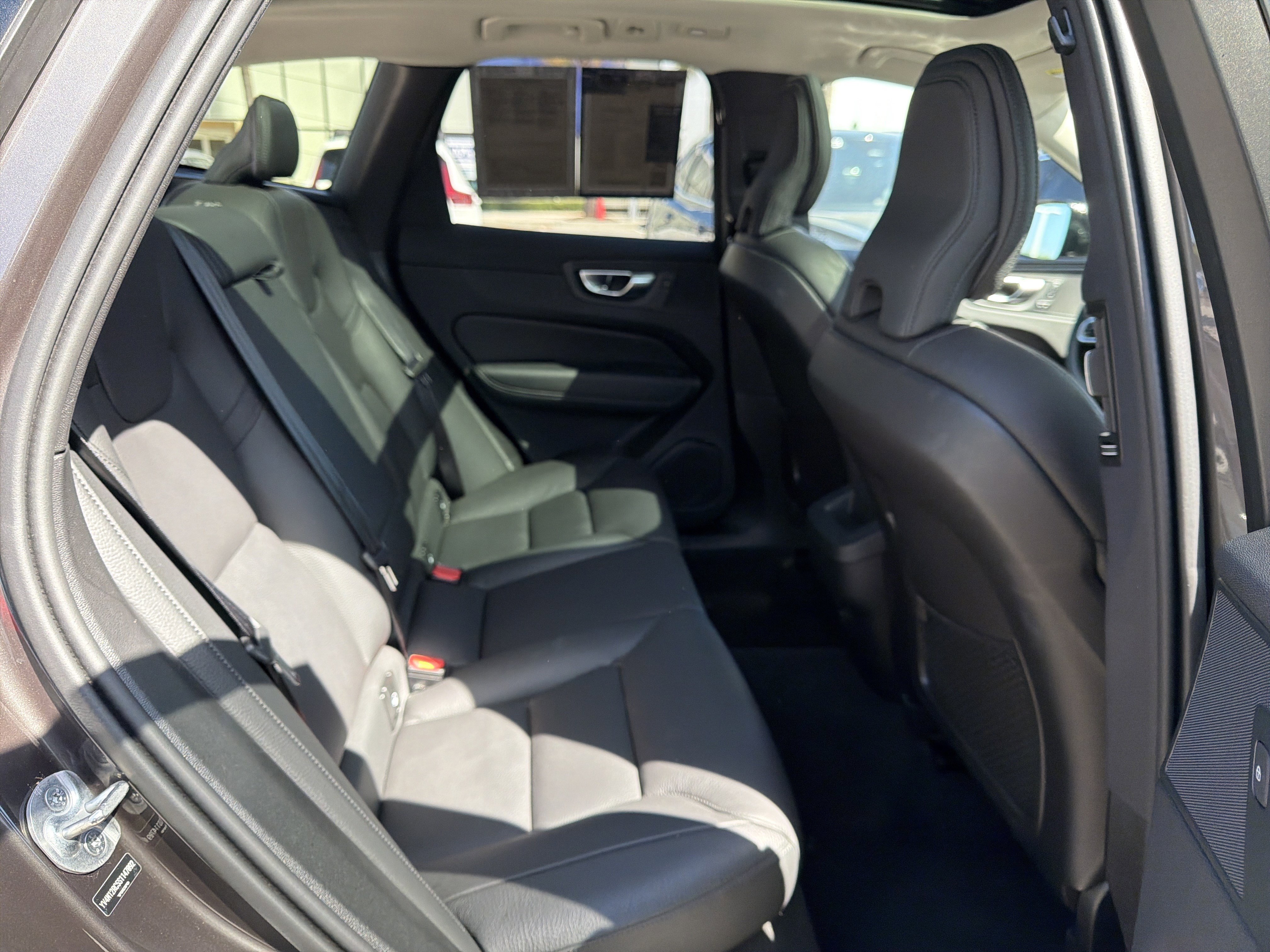 Certified 2025 Volvo XC60 B5 Plus image 33