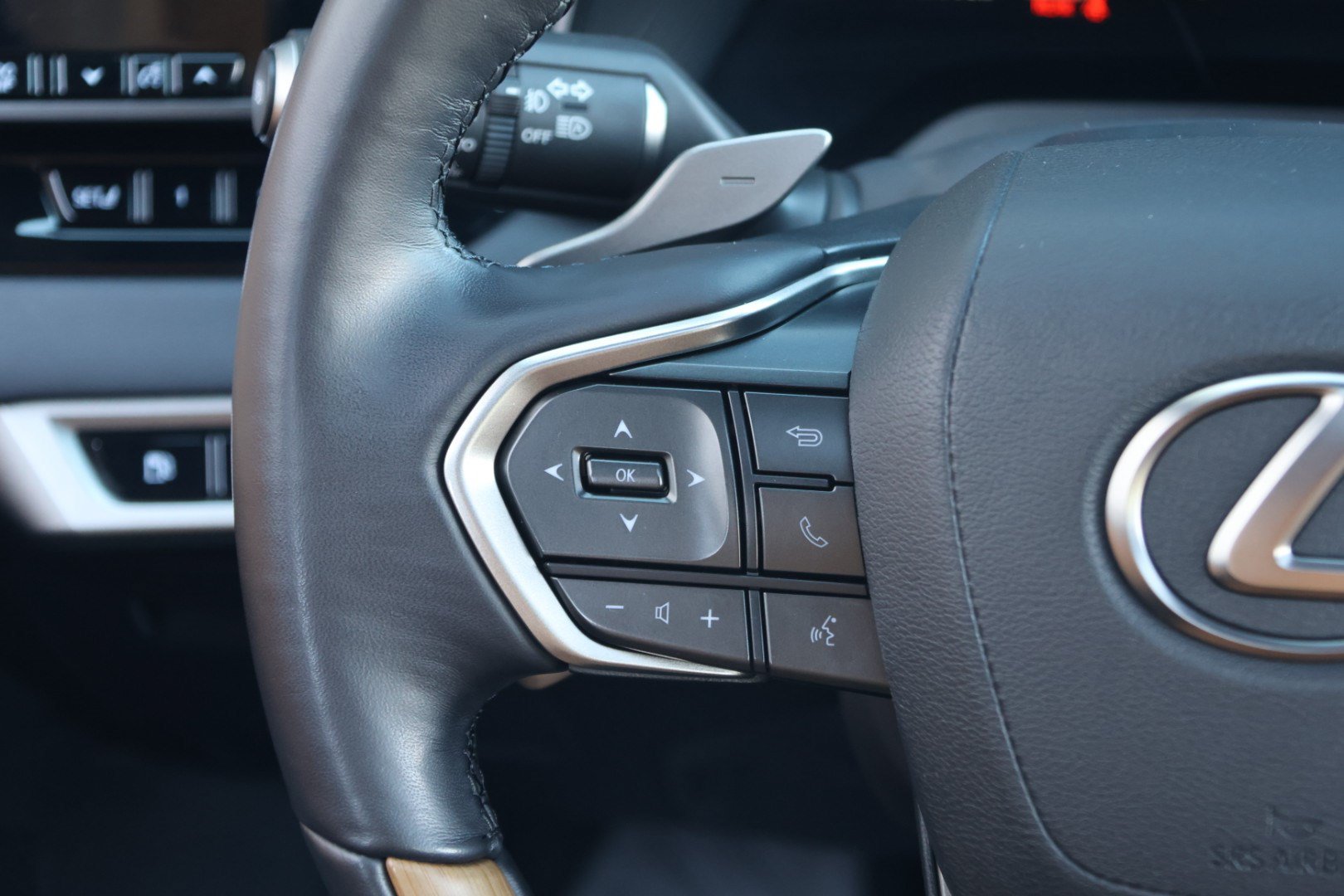 Used 2025 Lexus RX 350 Premium w/ Accessory Package FWD image 29