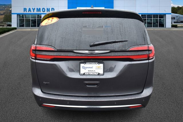 Used 2023 Chrysler Pacifica Touring-L FWD image 5