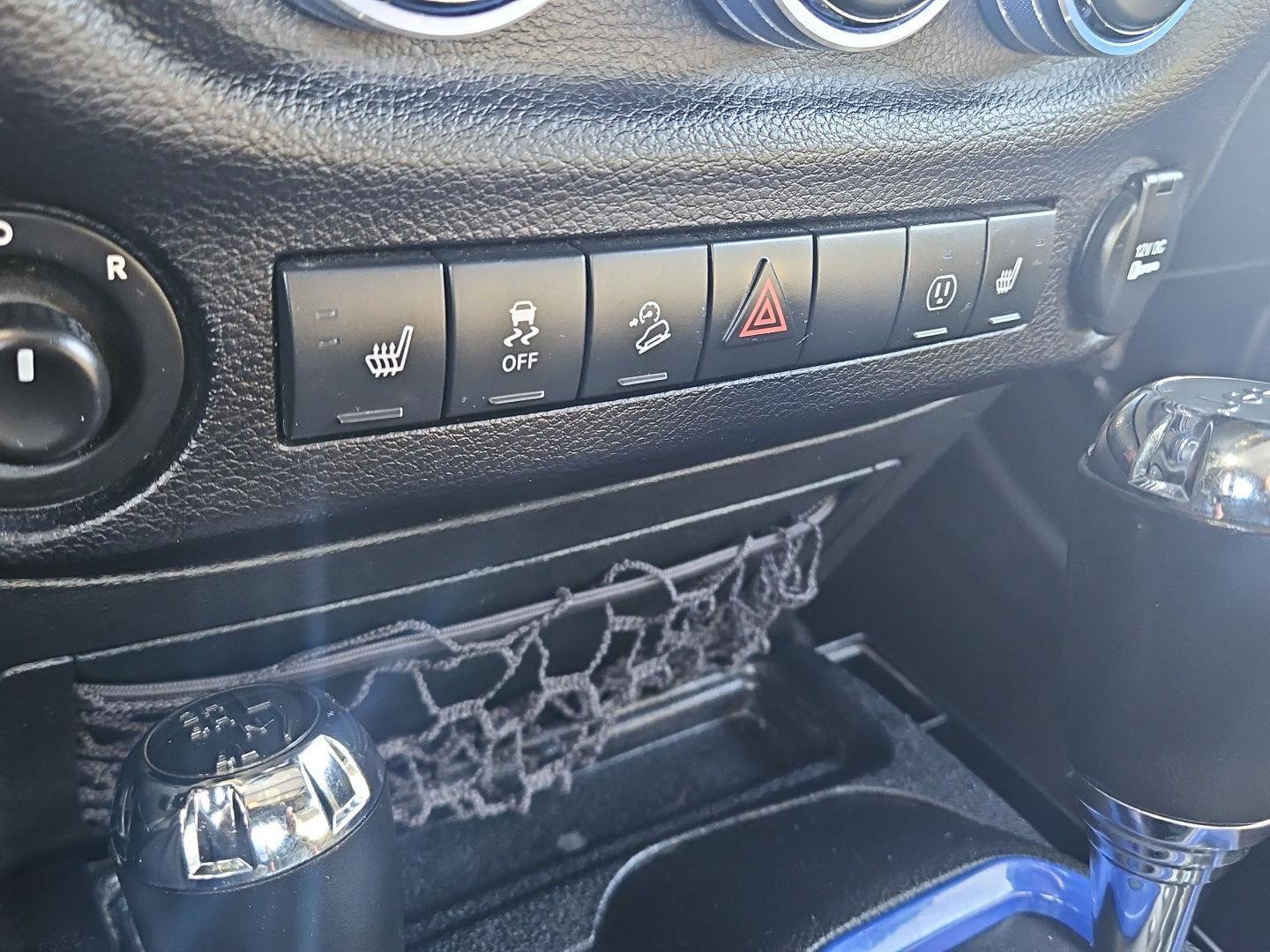 Used 2016 Jeep Wrangler Unlimited Rubicon w/ Connectivity Group AWD/4WD image 18