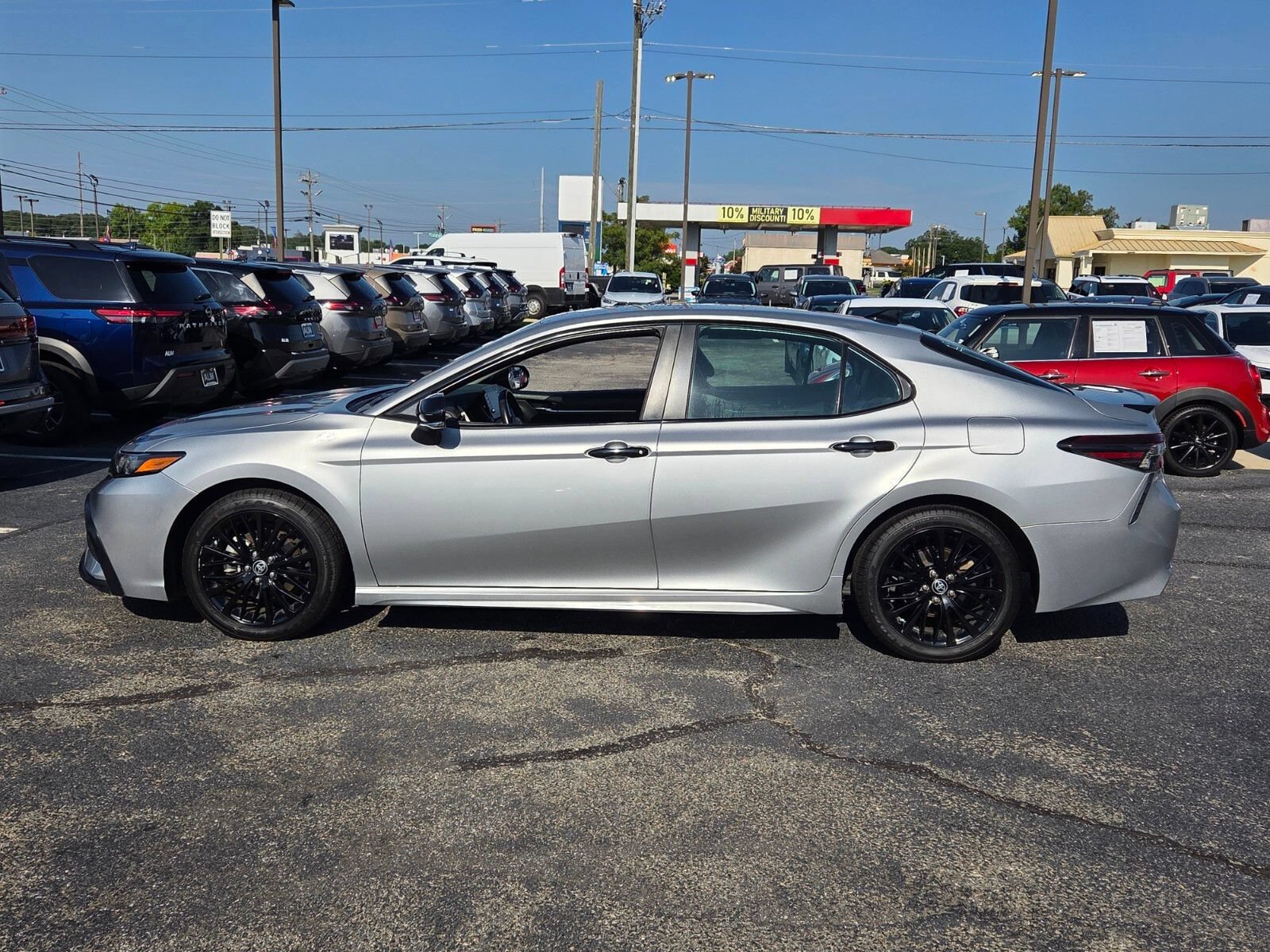 Used 2022 Toyota Camry SE w/ Convenience Package FWD image 4
