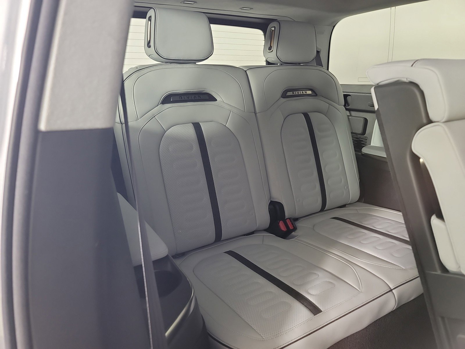 Used 2024 Rivian R1S Adventure image 25