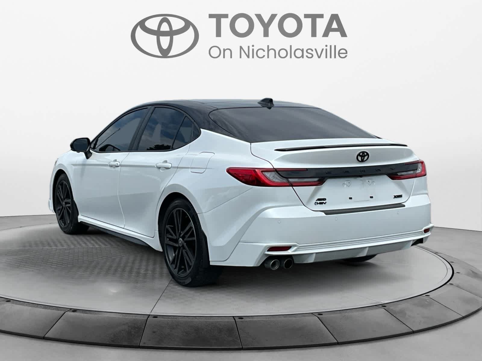 Used 2025 Toyota Camry Hybrid AWD/4WD image 3