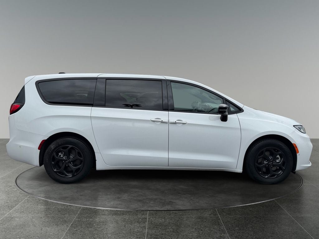Used 2023 Chrysler Pacifica Limited w/ Uconnect Theater Family Group FWD image 10