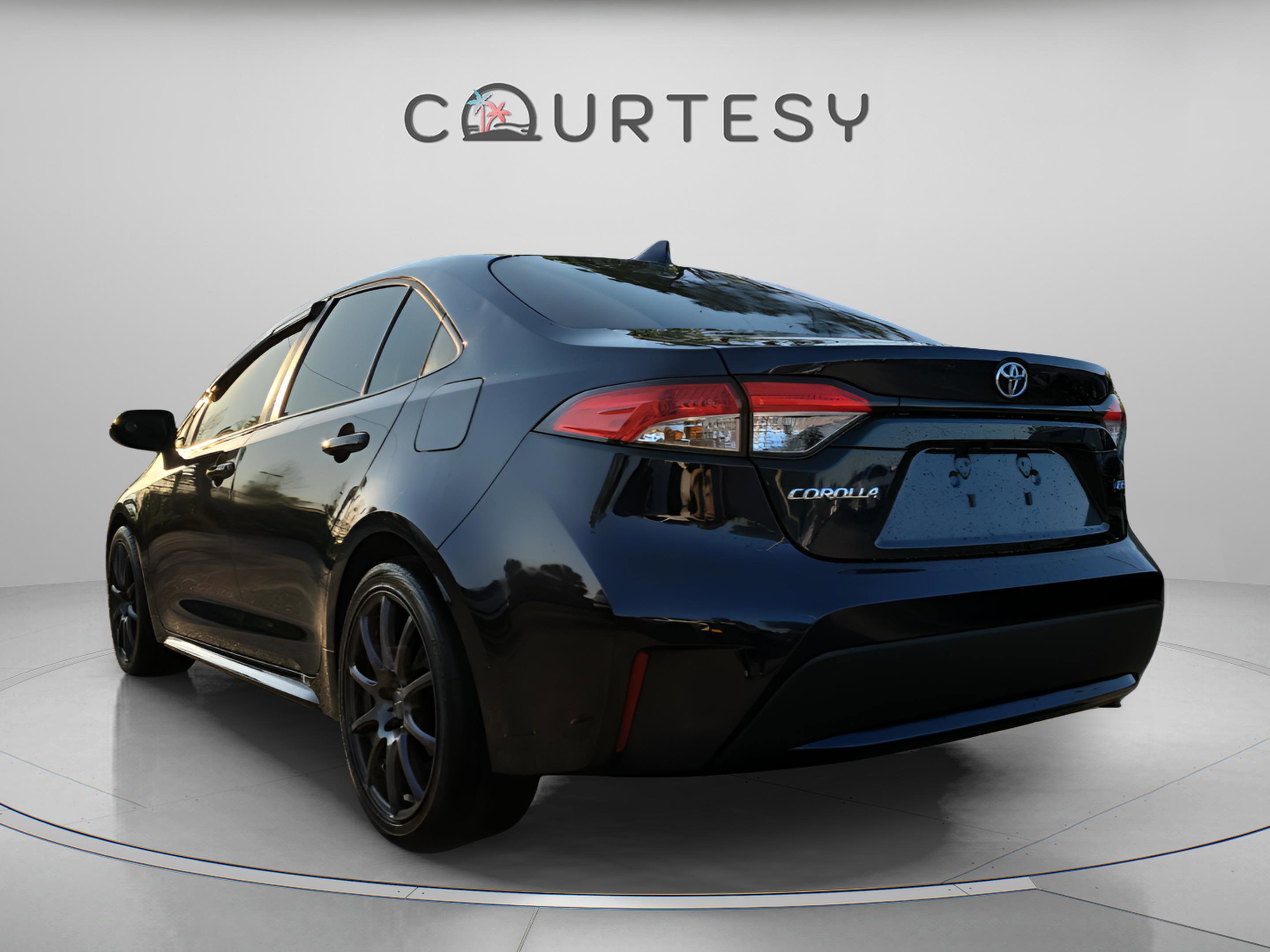 Used 2022 Toyota Corolla LE image 2