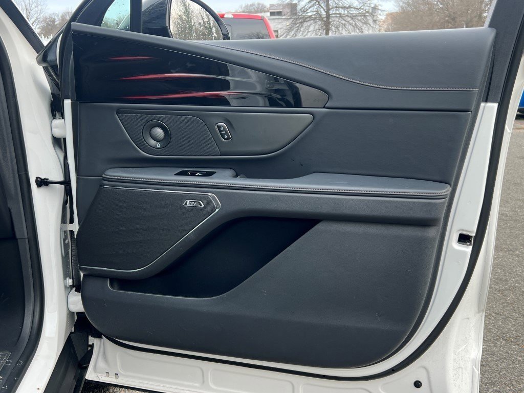 Used 2025 Lincoln Nautilus Premier w/ Equipment Group 102A image 9