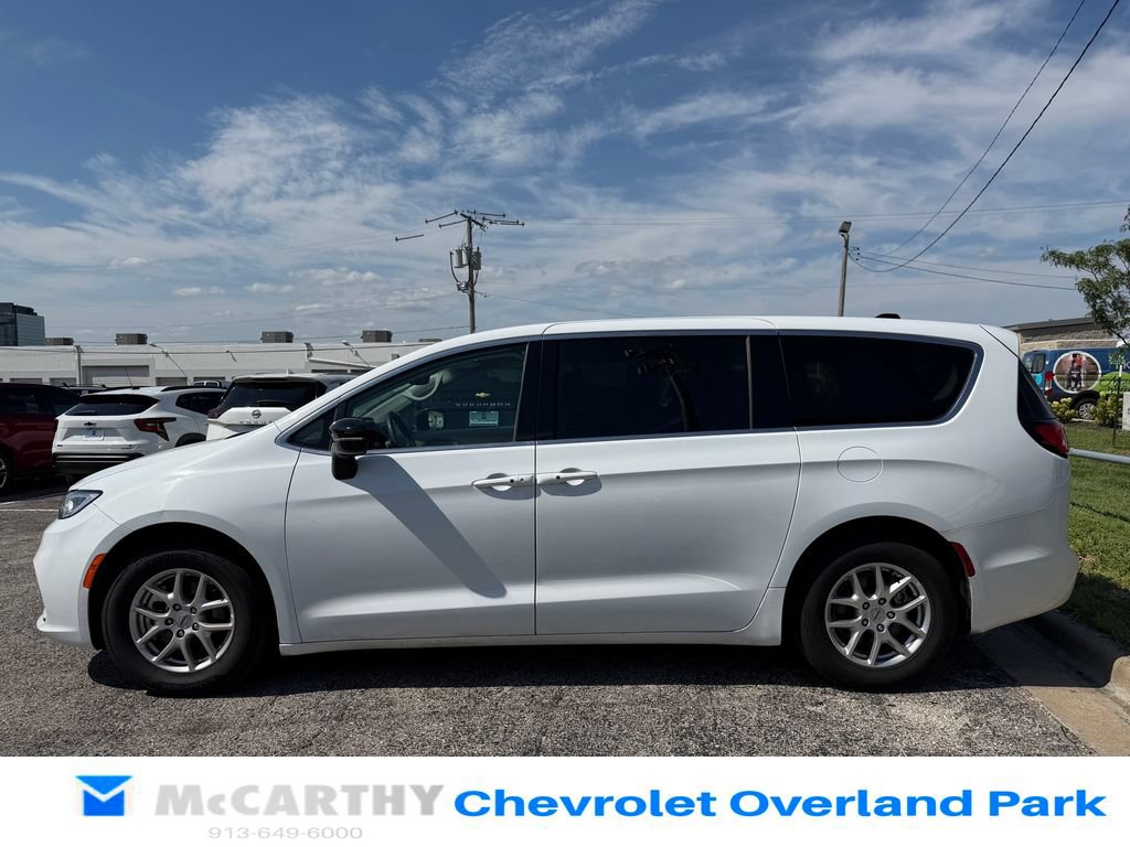 Used 2024 Chrysler Pacifica Touring-L FWD image 6