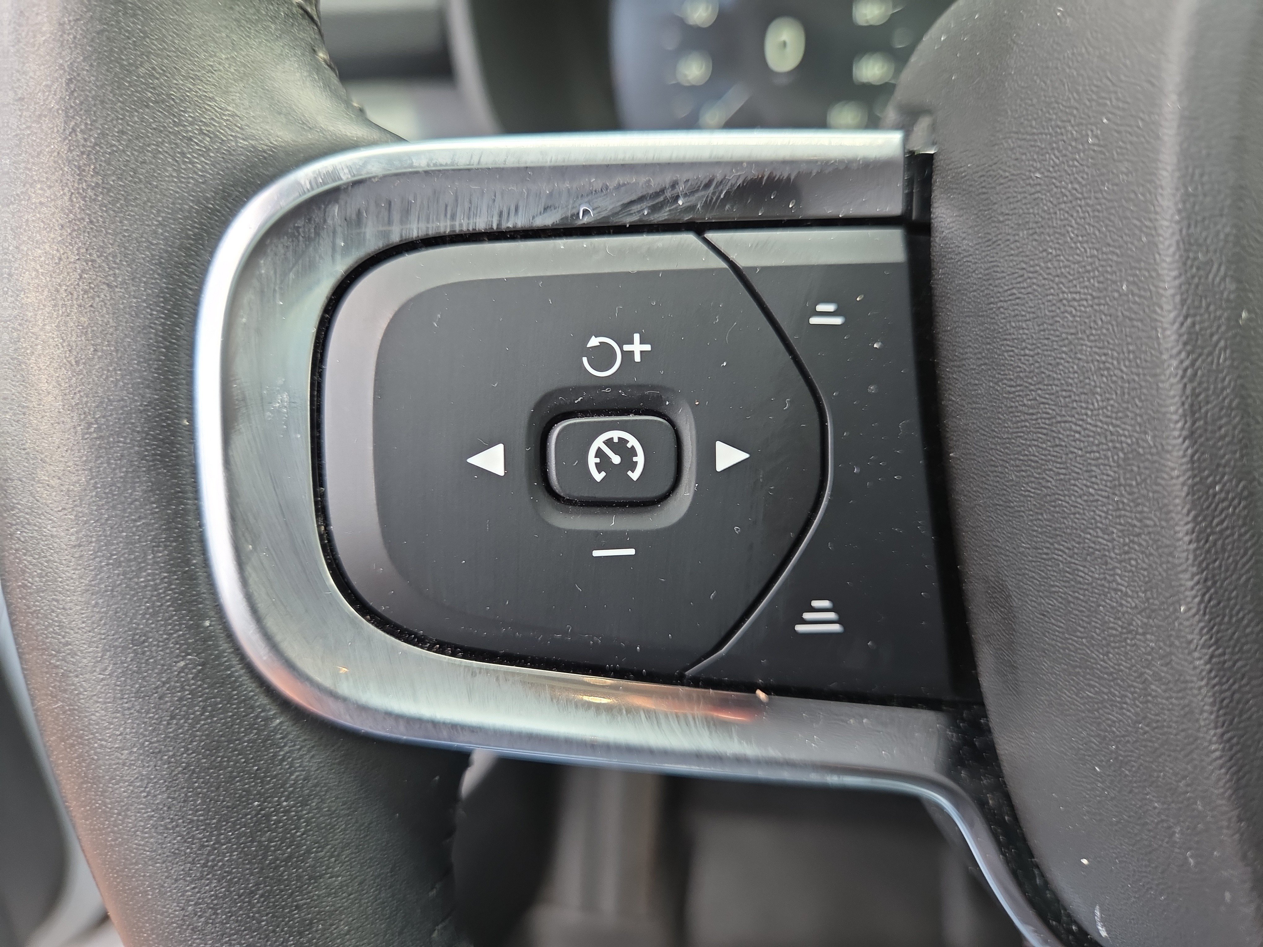Used 2021 Volvo XC40 T5 Momentum w/ Premium Package AWD/4WD image 32