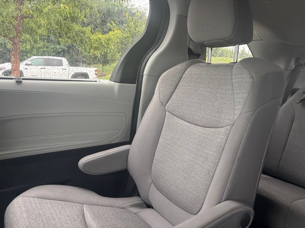 Used 2024 Toyota Sienna LE AWD/4WD image 32