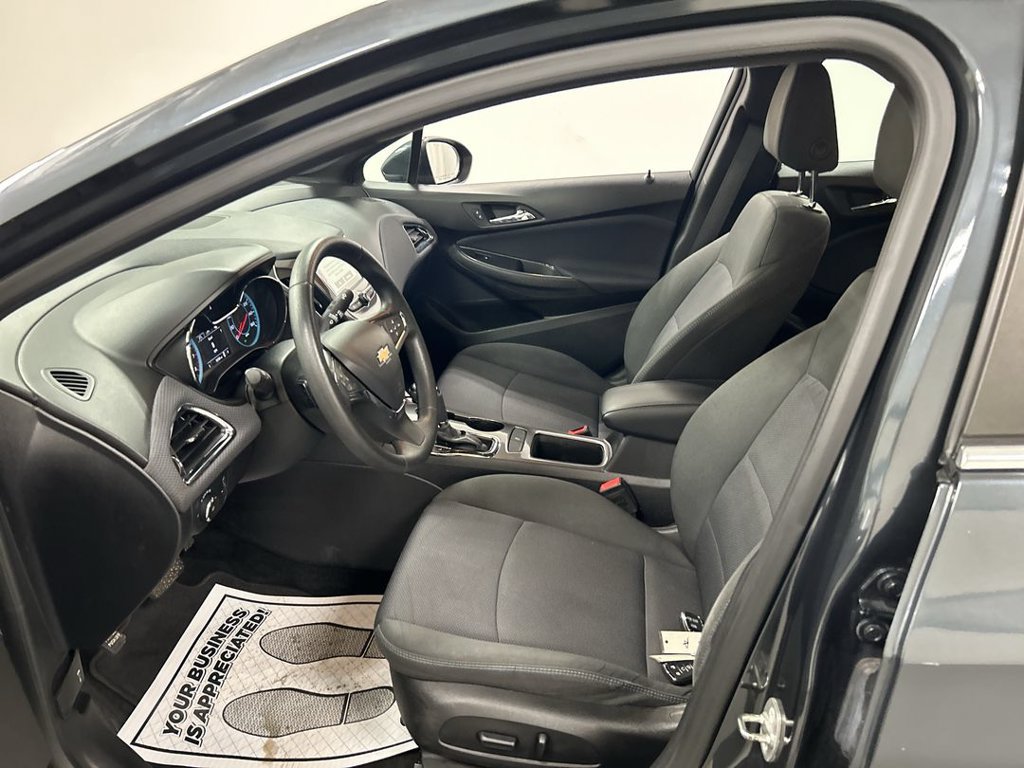 Used 2018 Chevrolet Cruze LT w/ Convenience Package FWD image 9