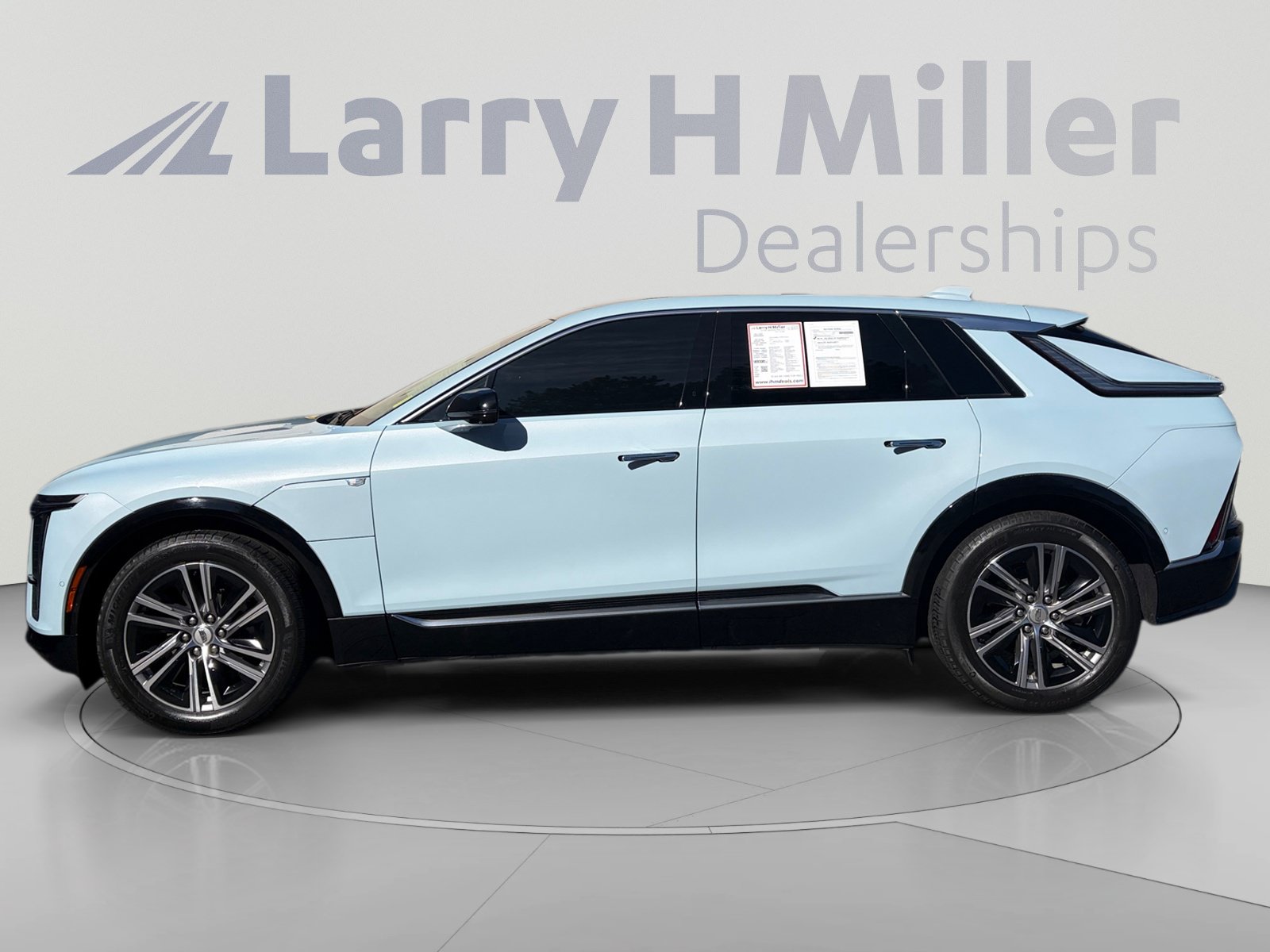 Used 2024 Cadillac Lyriq Luxury w/ LPO, Floor Liner Package AWD/4WD image 2