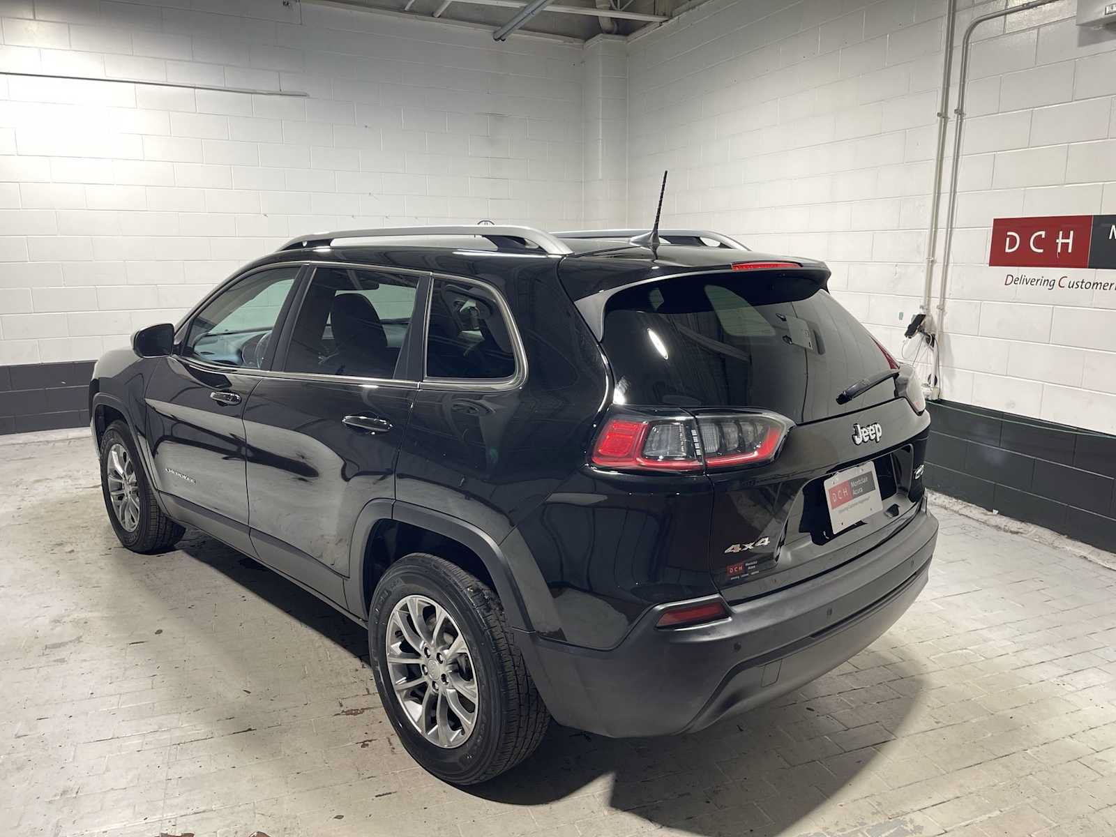 Used 2019 Jeep Cherokee Latitude Plus w/ Cold Weather Group AWD/4WD image 4