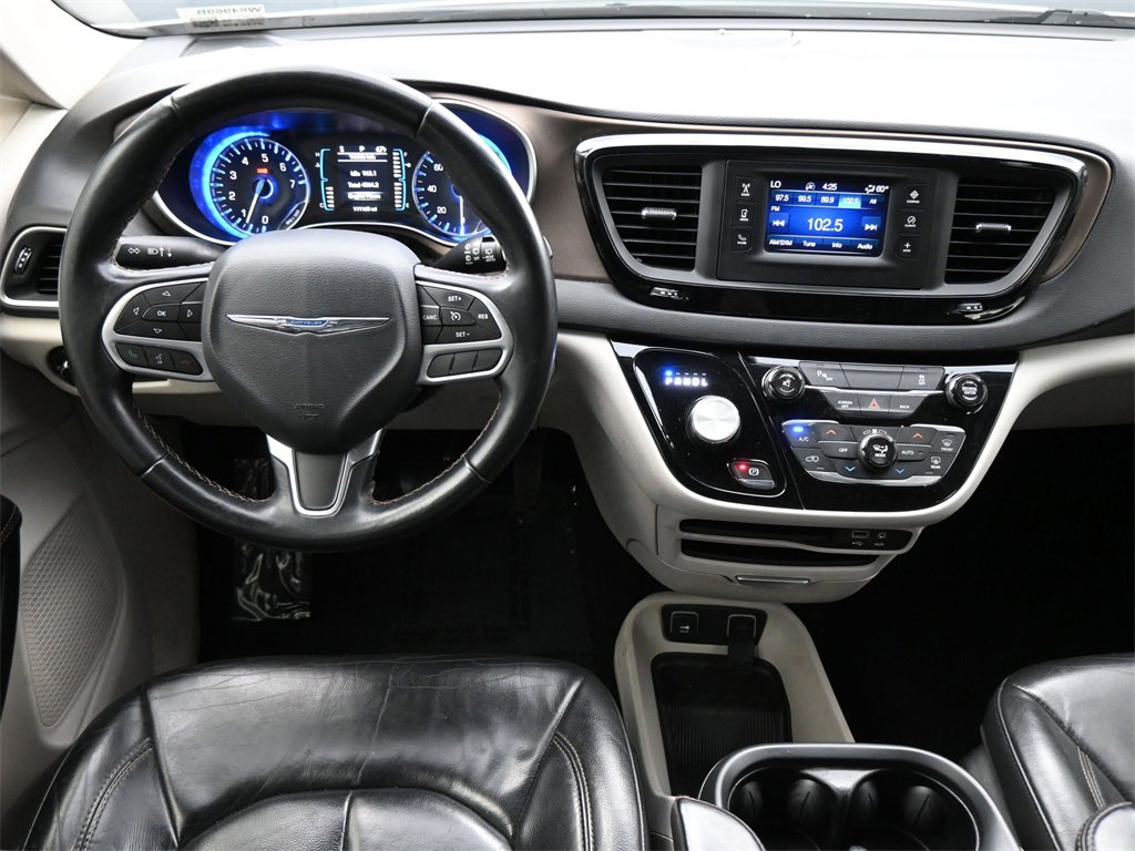 Used 2017 Chrysler Pacifica Touring-L image 4