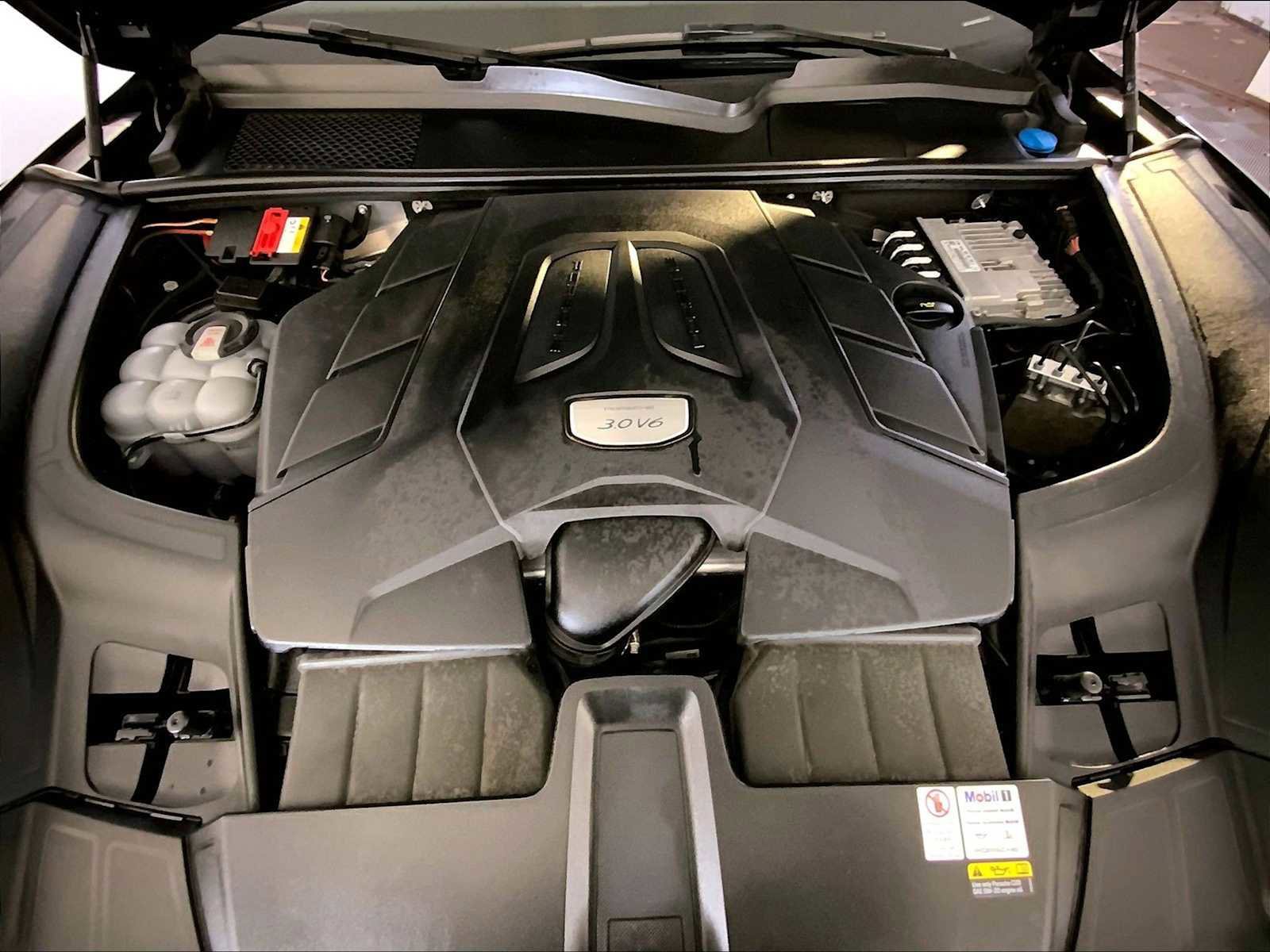 Certified 2022 Porsche Cayenne w/ Premium Package image 32