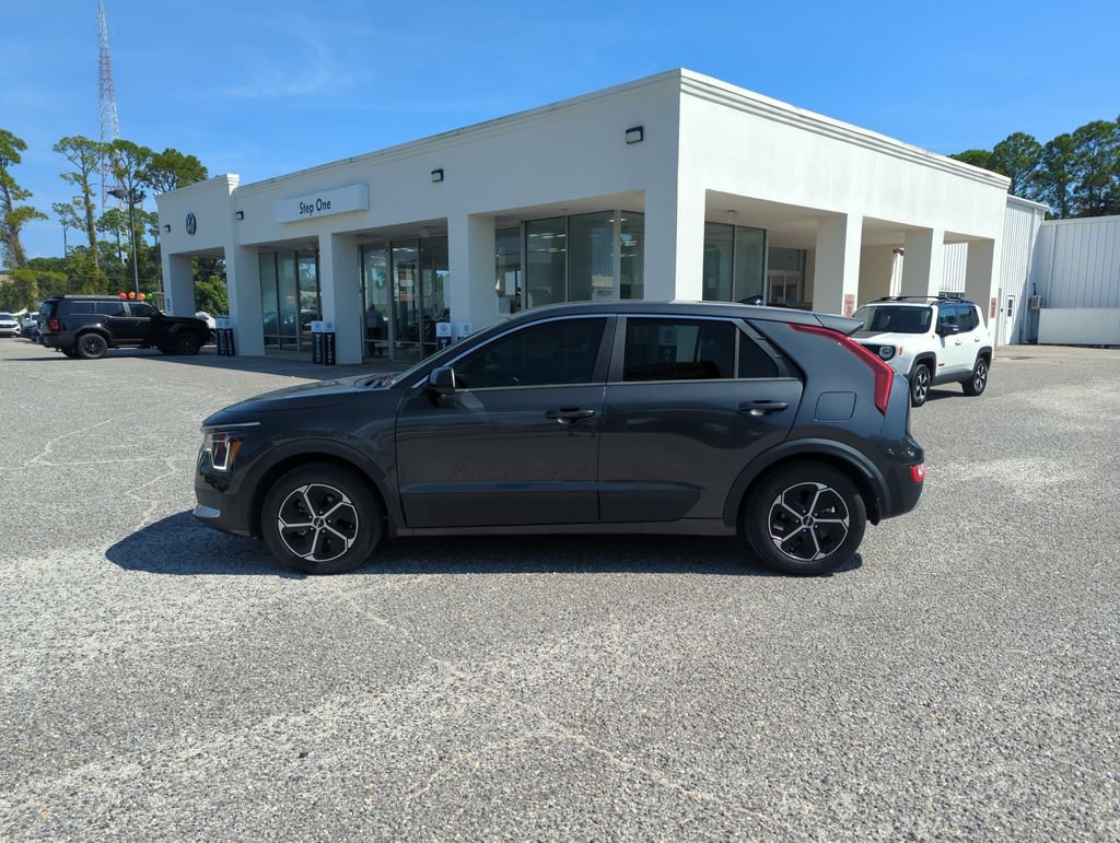 Used 2025 Kia Niro LX FWD image 4