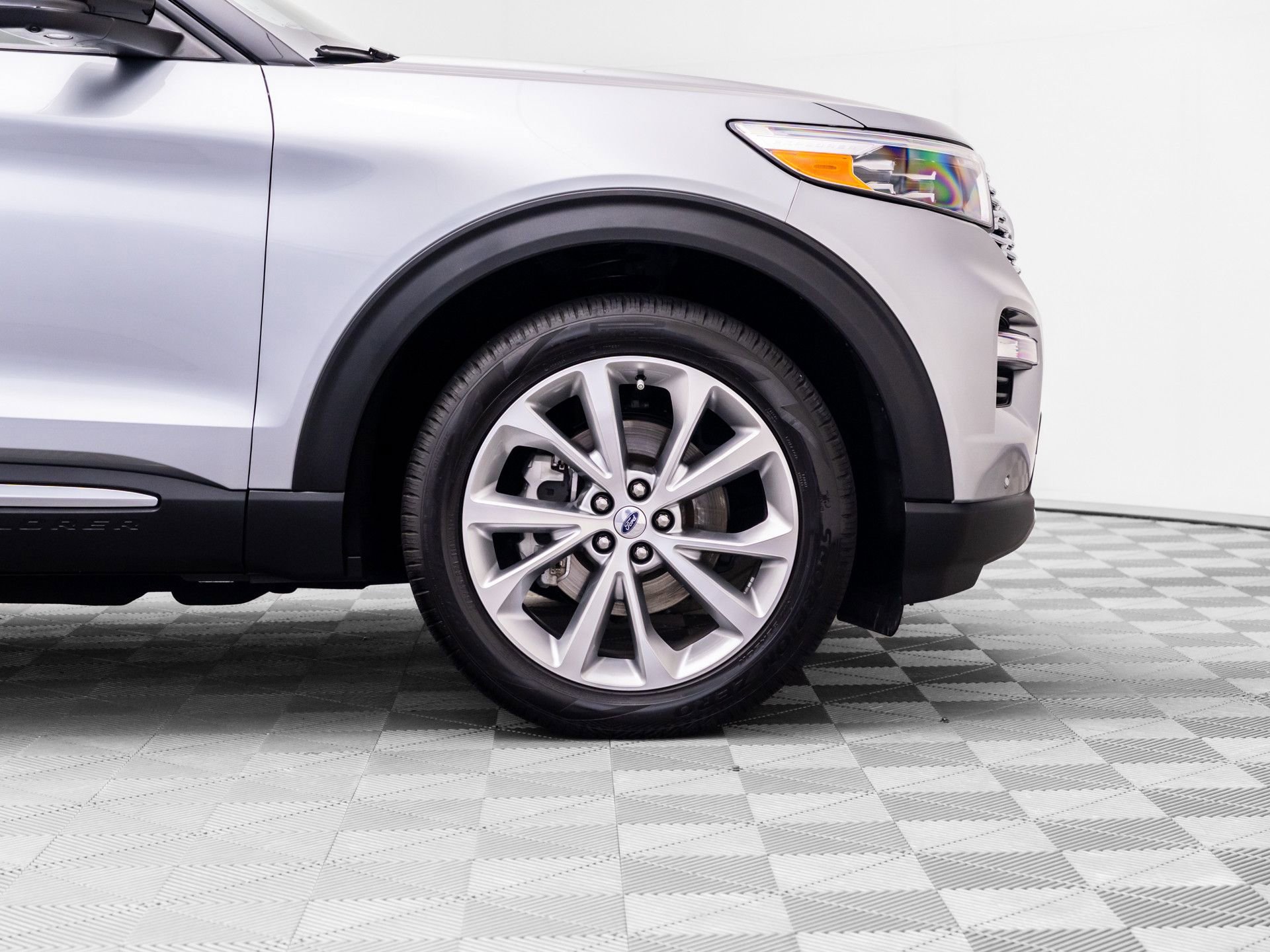 Used 2023 Ford Explorer Platinum w/ Technology Package AWD/4WD image 36