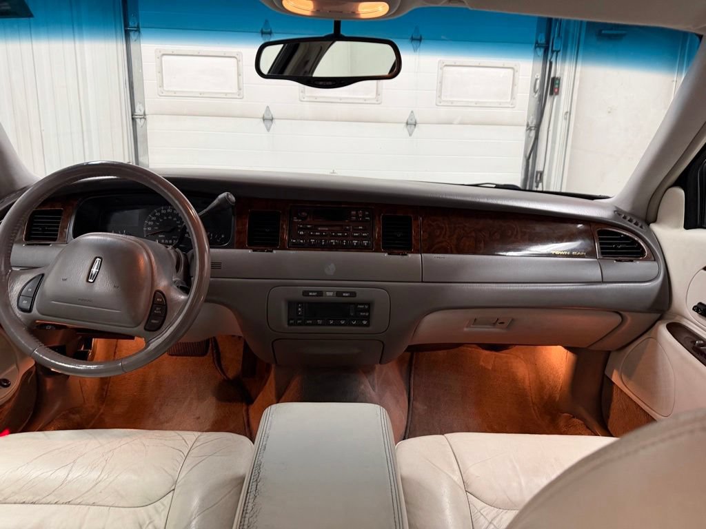 Used 2000 Lincoln Town Car Executive RWD image 18