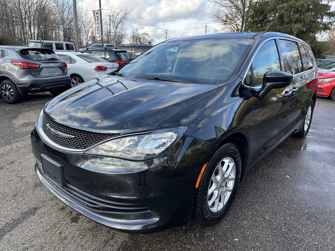 Used 2017 Chrysler Pacifica Touring image 2
