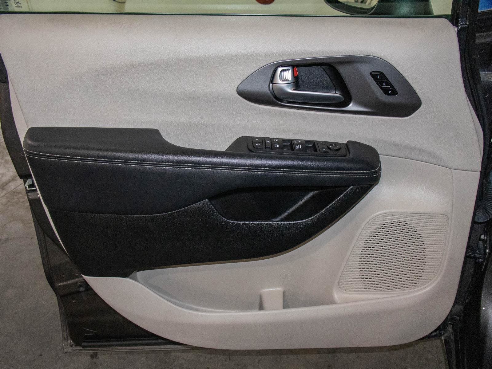 Used 2023 Chrysler Pacifica Touring-L FWD image 10