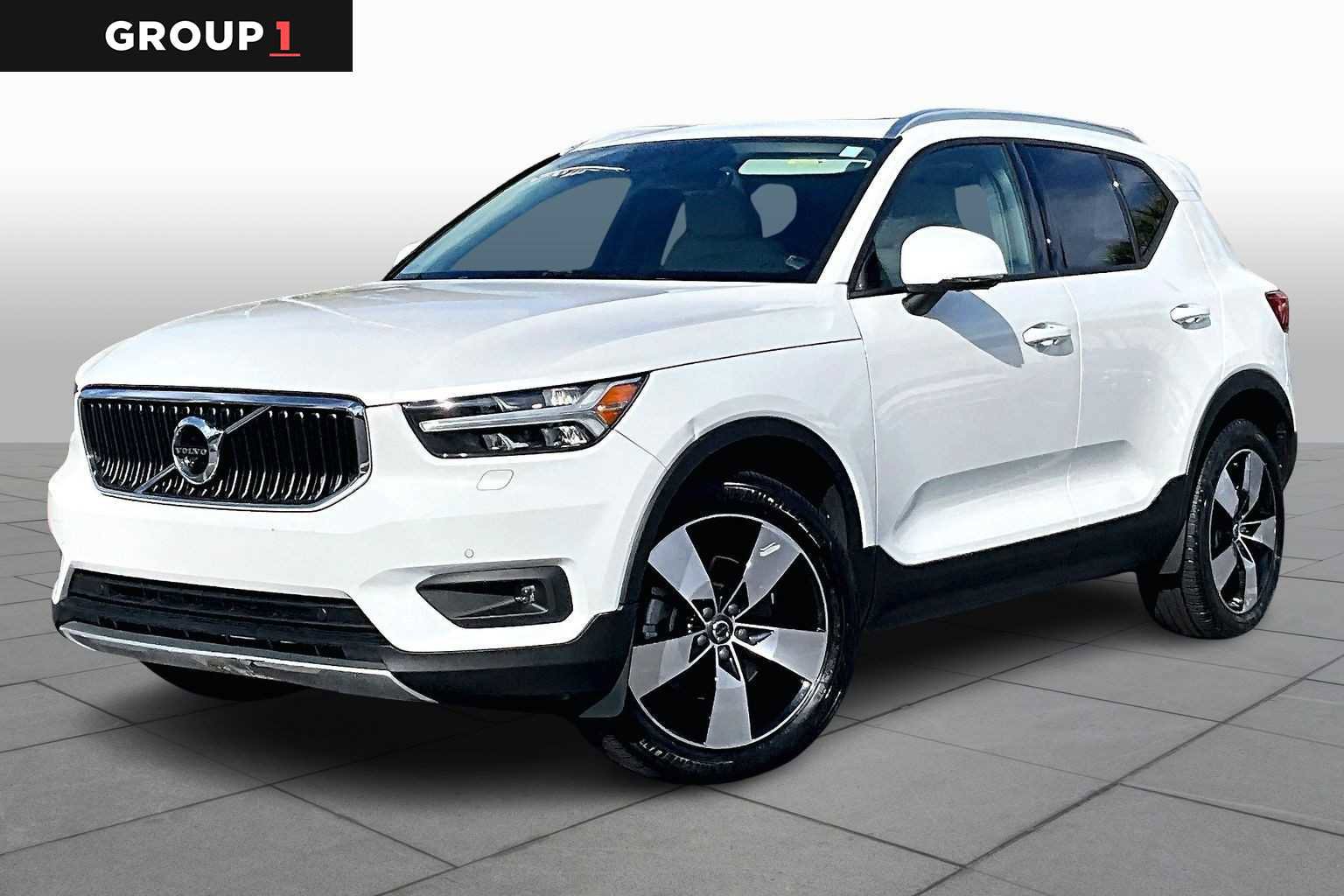 Used 2022 Volvo XC40 T4 Momentum w/ Premium Package