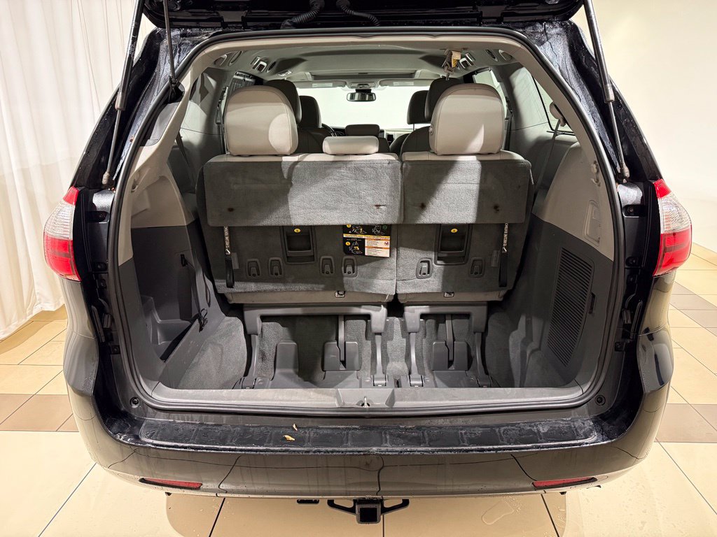 Used 2020 Toyota Sienna XLE w/ Carpet Mat Package FWD image 11