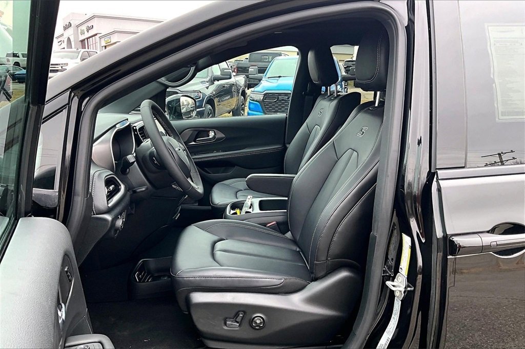 New 2026 Chrysler Pacifica Select image 9