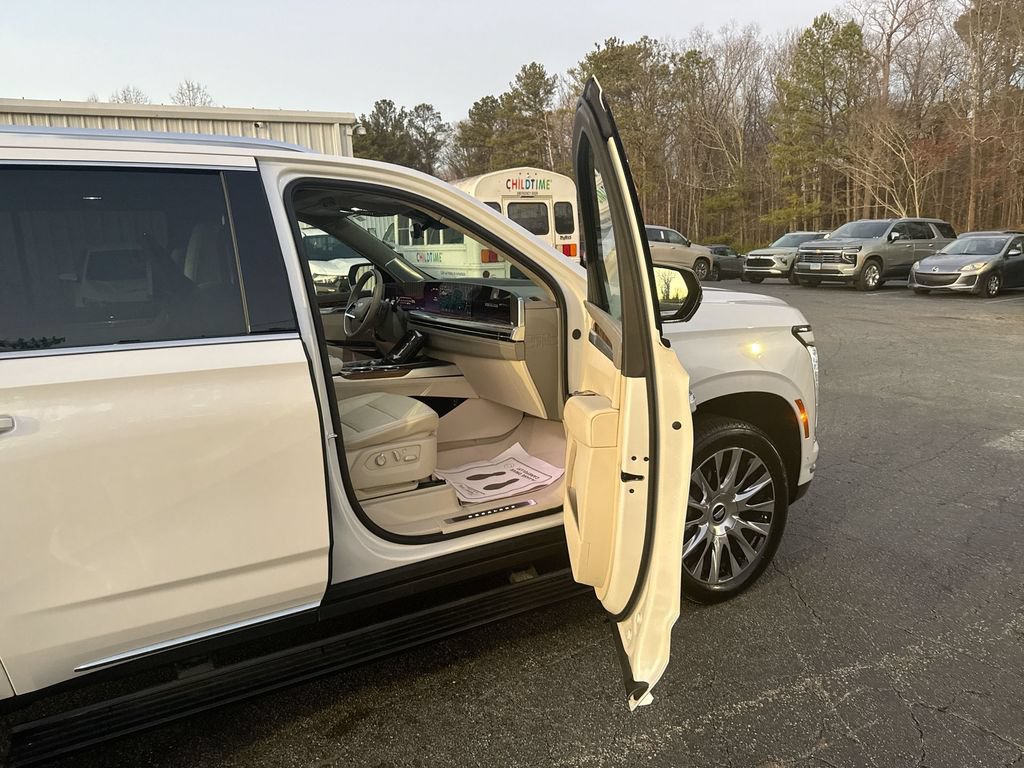 Used 2025 Cadillac Escalade Premium Luxury Platinum w/ LPO, Floor Liner Package AWD/4WD image 32