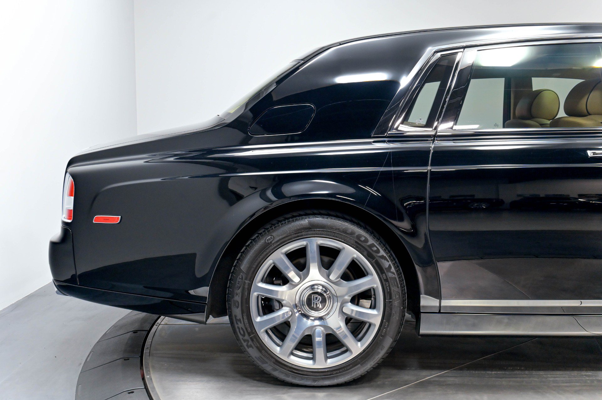 Used 2013 Rolls-Royce Phantom Sedan RWD image 21