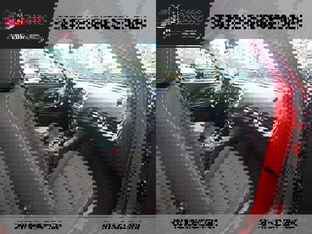 Used 2023 GMC Terrain SLE w/ Driver Convenience Package image 21