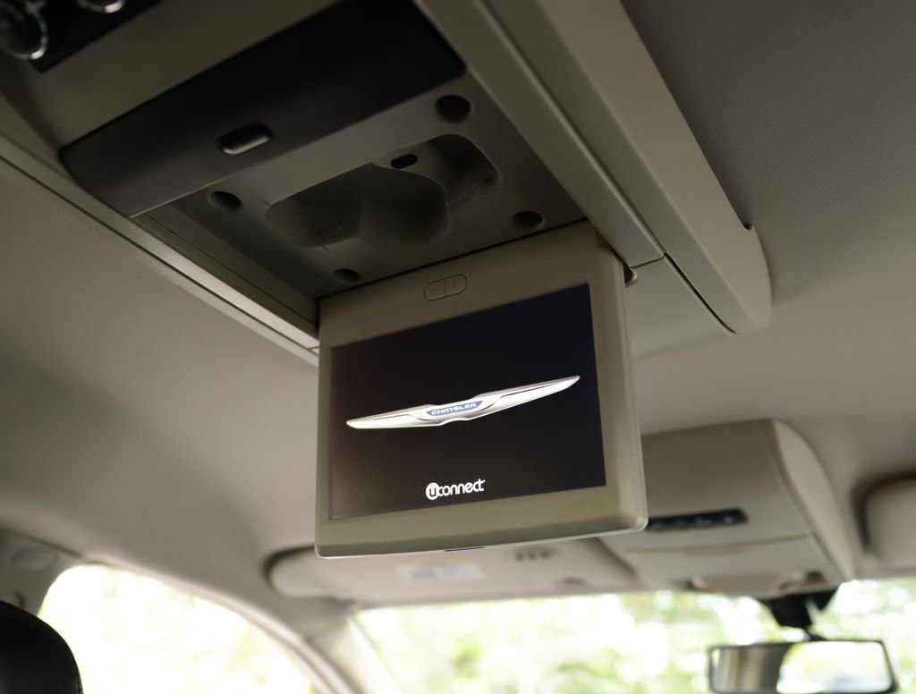 Used 2014 Chrysler Town & Country Touring-L FWD image 15