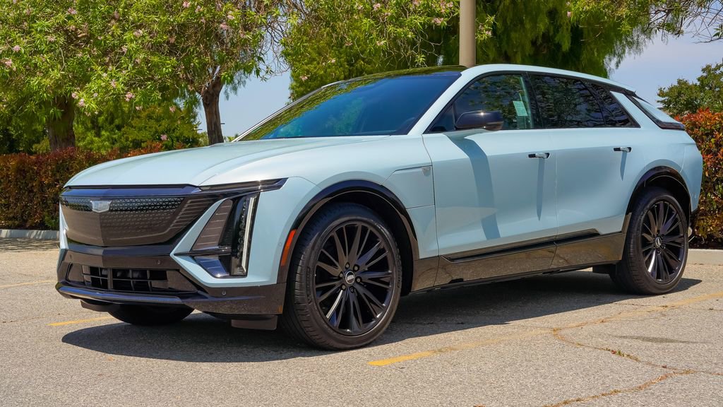 Used 2025 Cadillac Lyriq Sport AWD/4WD image 3