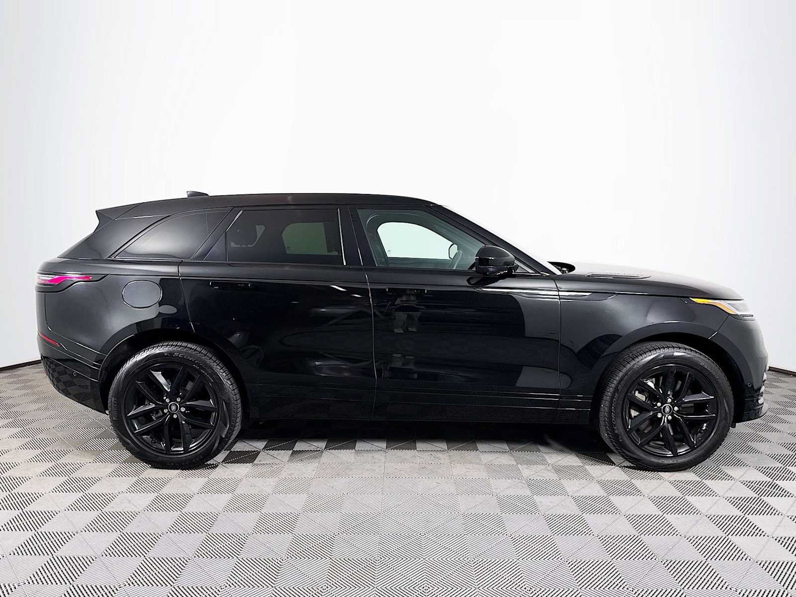 Used 2026 Land Rover Range Rover Velar Dynamic SE AWD/4WD image 4