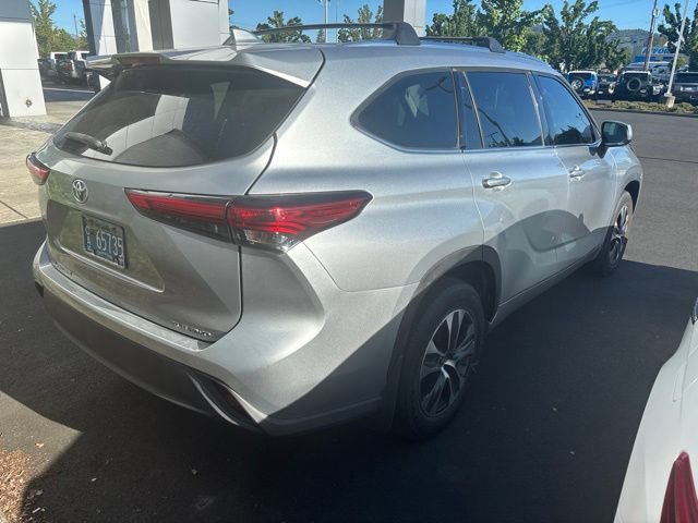 Certified 2020 Toyota Highlander XLE AWD/4WD image 2