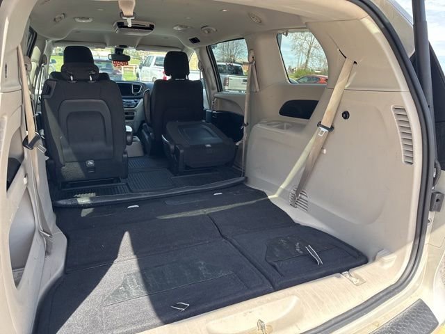 Used 2017 Chrysler Pacifica Touring w/ Tire & Wheel Group image 9