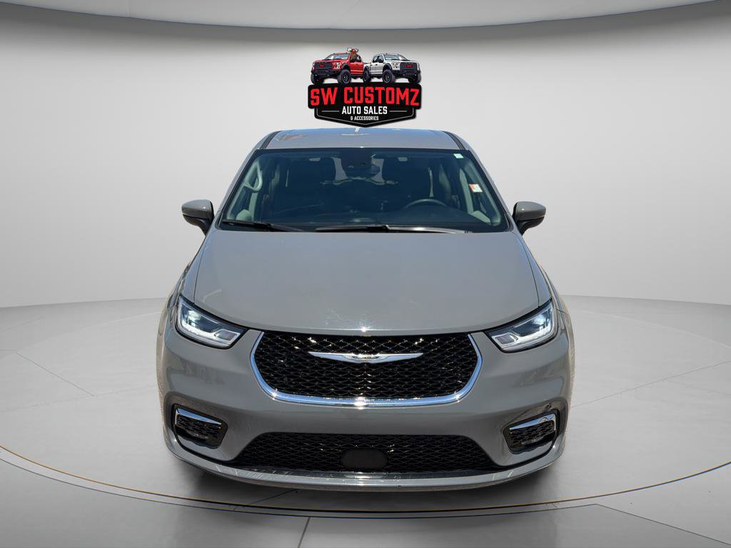 Used 2023 Chrysler Pacifica Touring-L FWD image 2