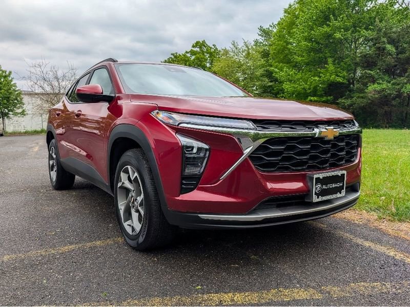 Used 2025 Chevrolet Trax LT w/ LT Convenience Package FWD image 28