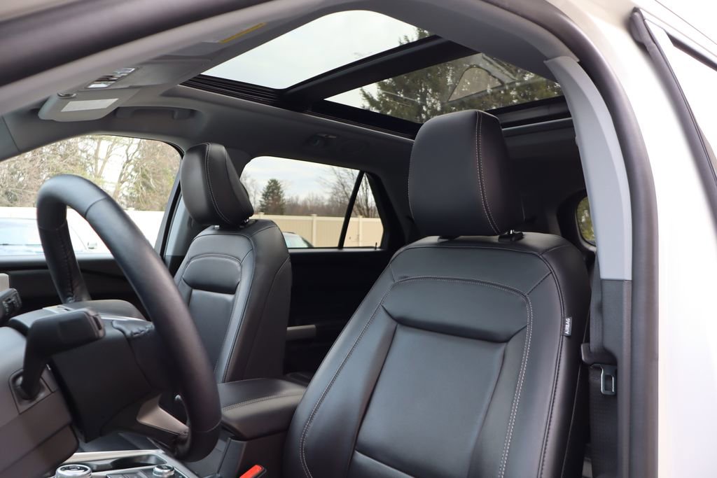 Used 2021 Ford Explorer XLT w/ Equipment Group 202A image 4