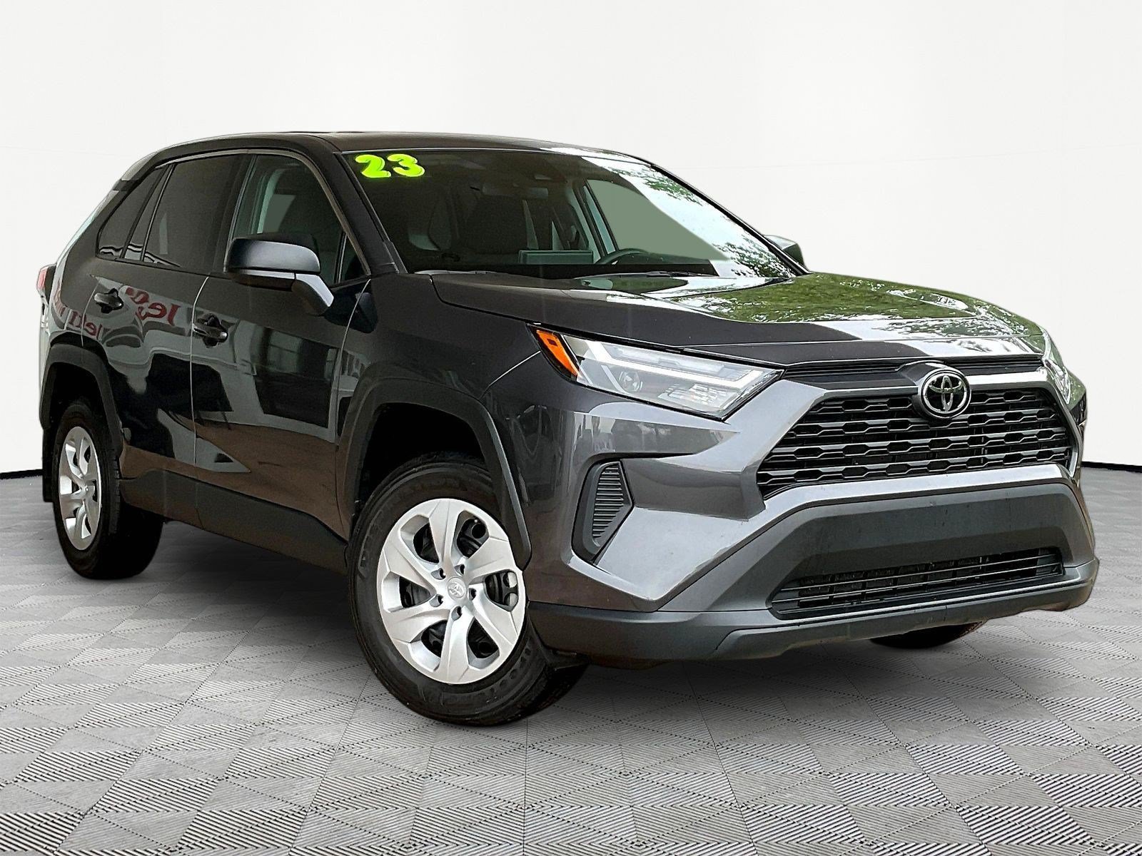 Used 2023 Toyota RAV4 LE AWD/4WD image 3