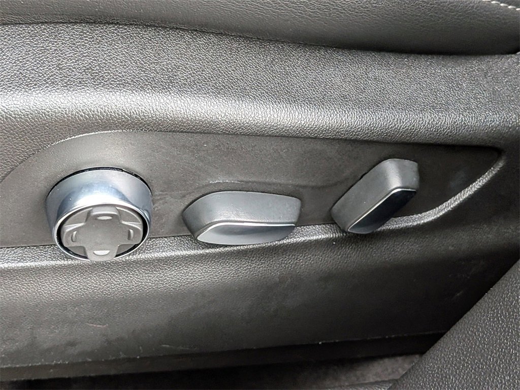 Certified 2025 Cadillac XT4 Premium Luxury image 23