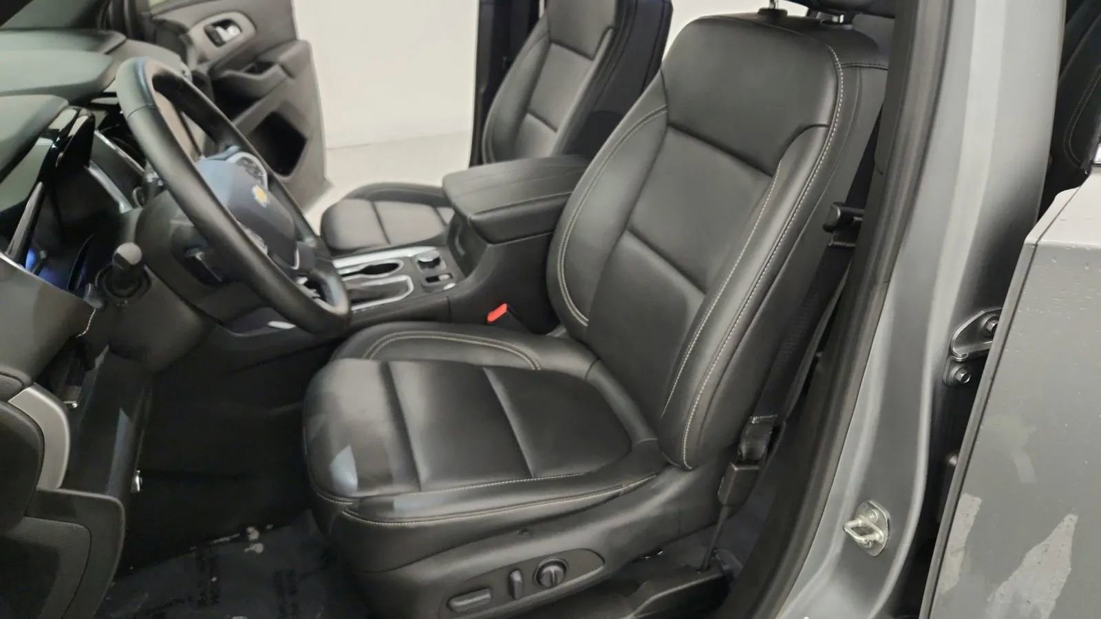 Used 2023 Chevrolet Traverse LT image 57