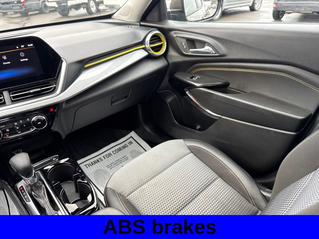 Used 2024 Chevrolet Trax LT w/ Sunroof Package FWD image 12