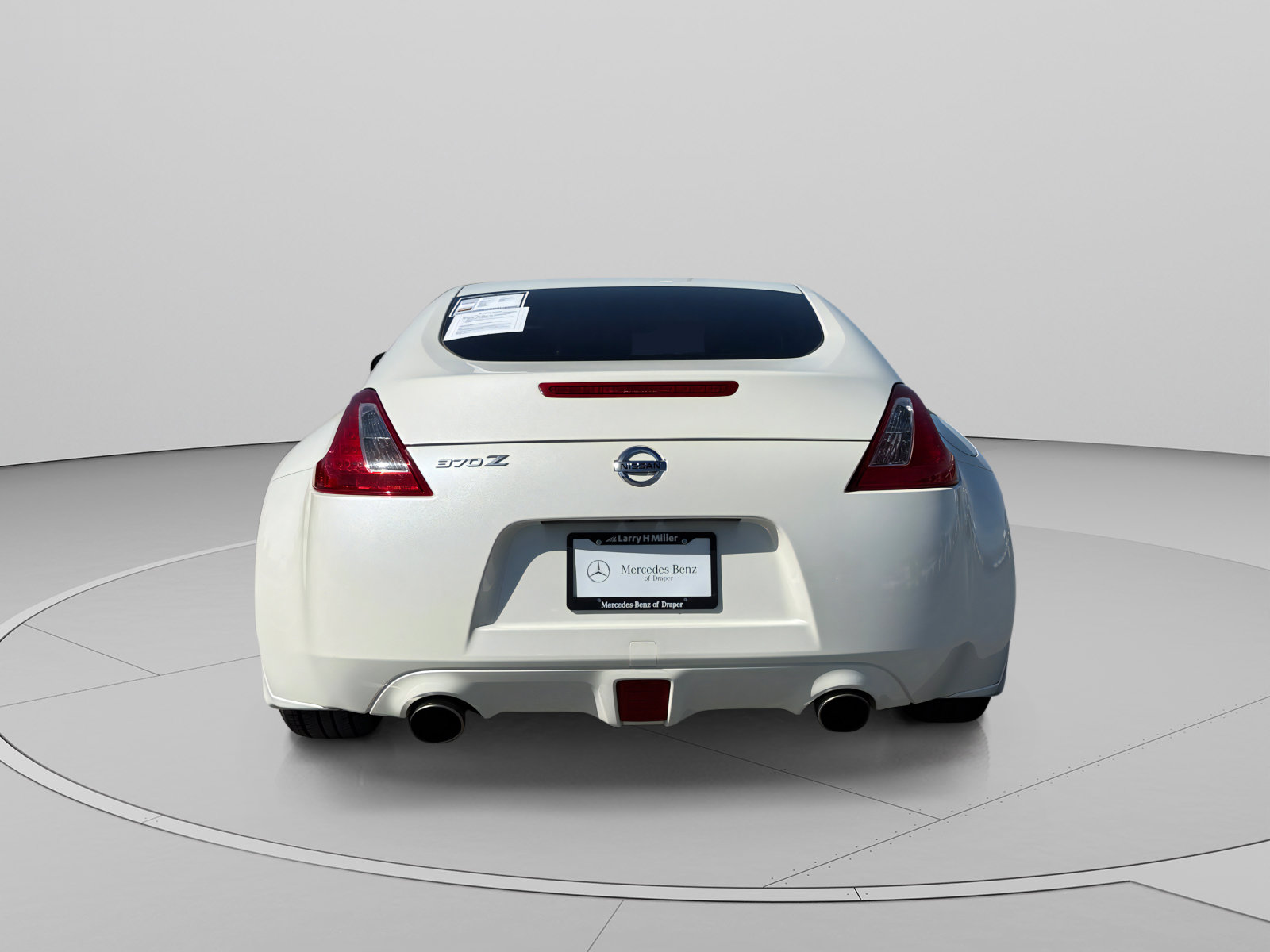 Used 2017 Nissan 370Z Coupe RWD image 4