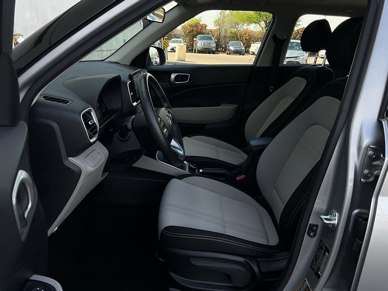 Used 2025 Hyundai Venue SEL image 10