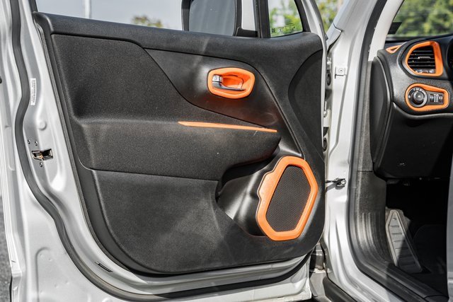 Used 2020 Jeep Renegade Latitude w/ UConnect 8.4 Nav Group image 39