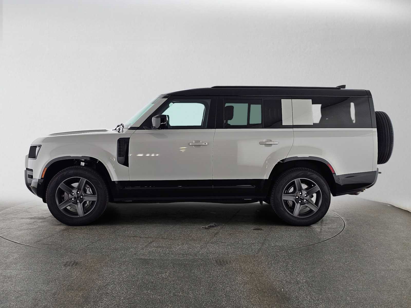 Used 2026 Land Rover Defender 130 X-Dynamic SE AWD/4WD image 2