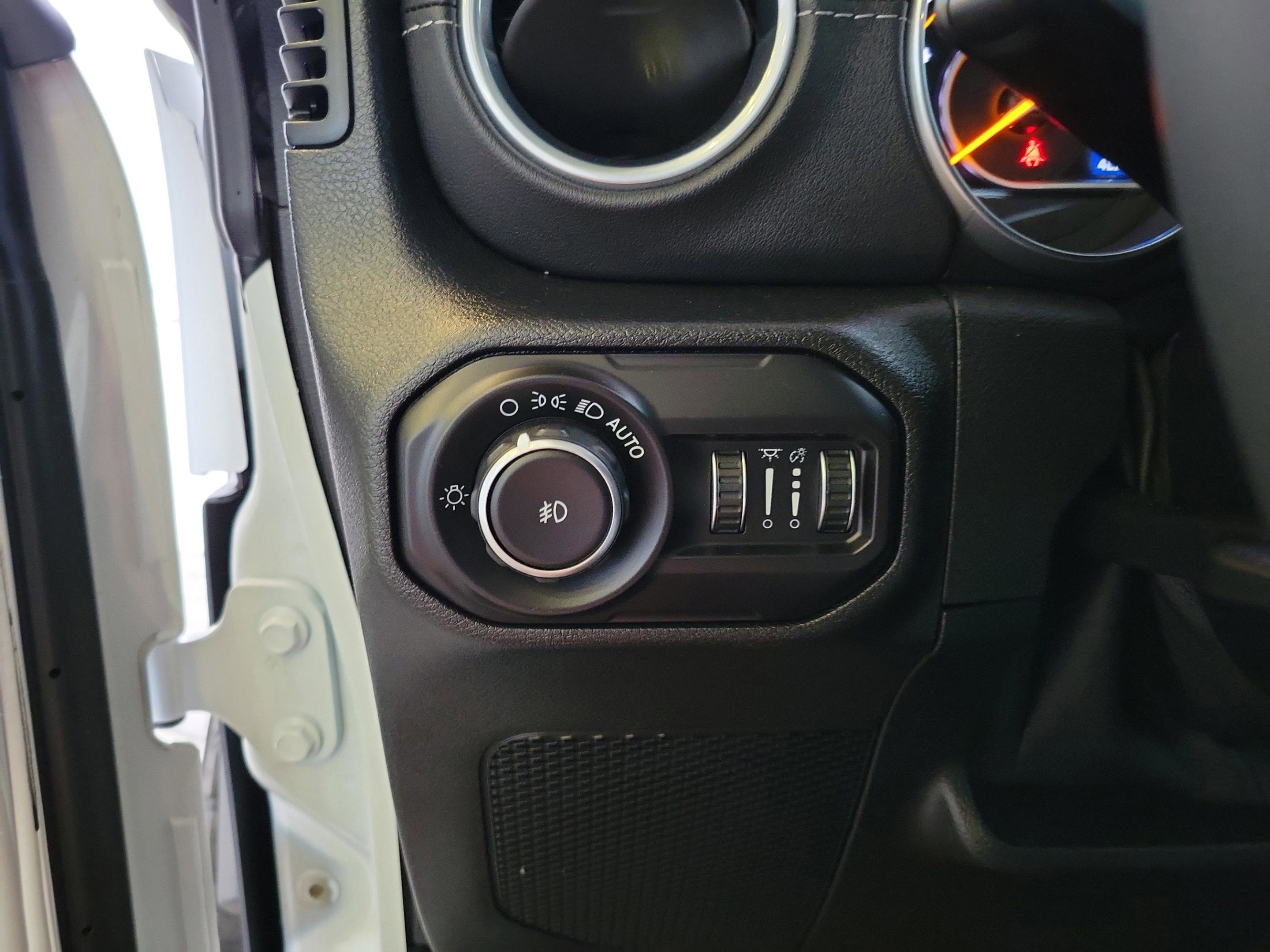 Used 2018 Jeep Wrangler Unlimited Sahara image 11