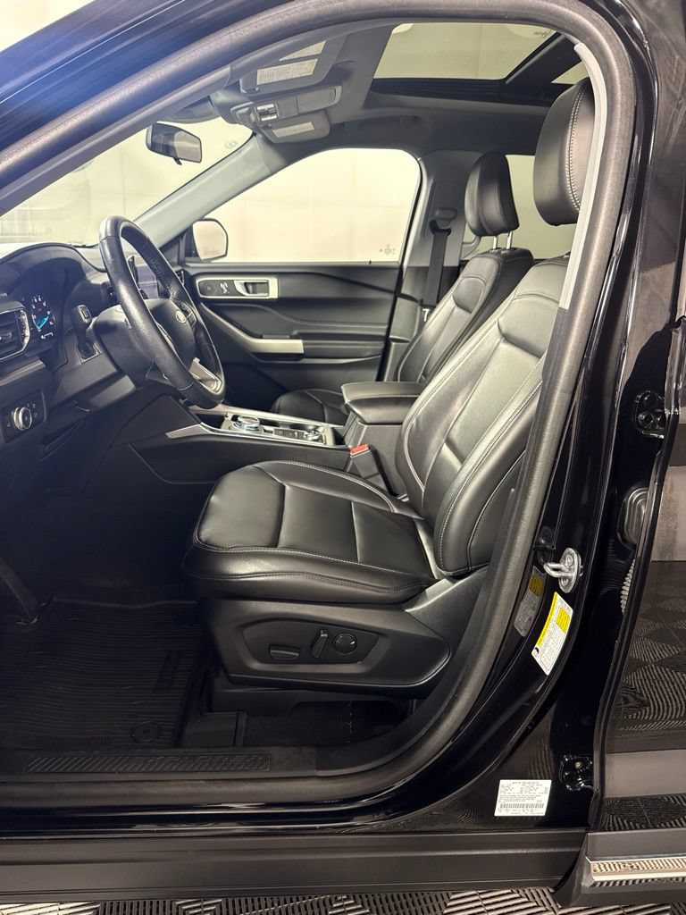 Used 2023 Ford Explorer XLT w/ Equipment Group 202A AWD/4WD image 17