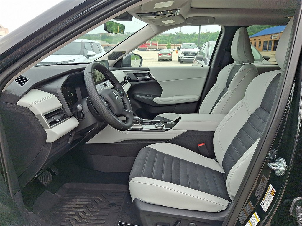 New 2025 Mitsubishi Outlander SE image 6