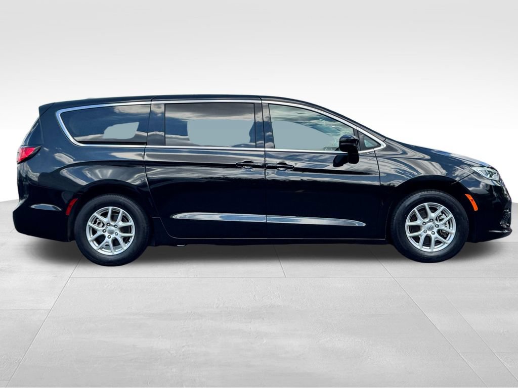 Used 2024 Chrysler Pacifica Touring-L FWD image 8